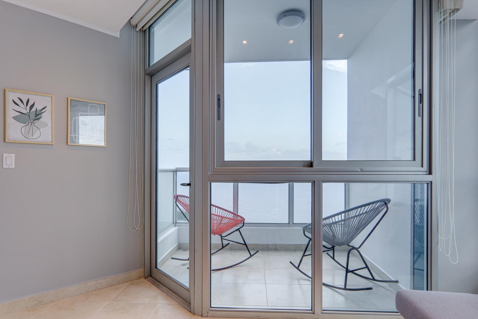 High floor apartment with panoramic ocean views