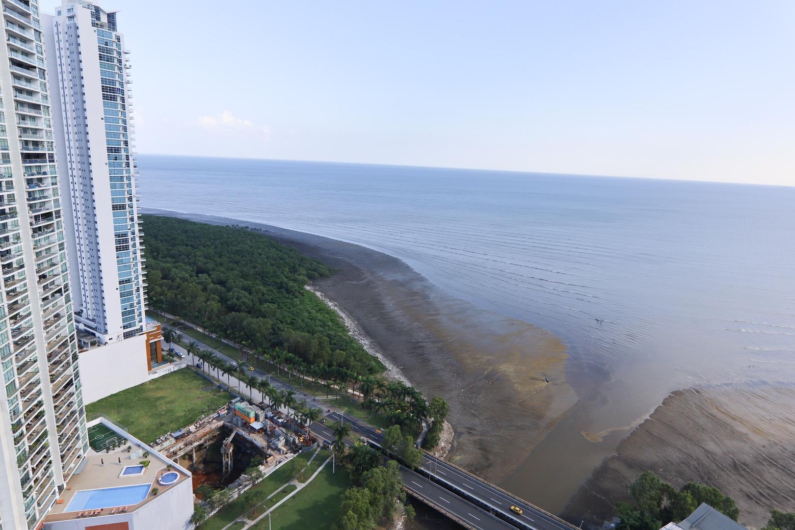 High floor apartment with panoramic ocean views