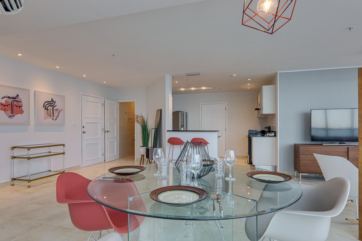 High floor apartment with panoramic ocean views