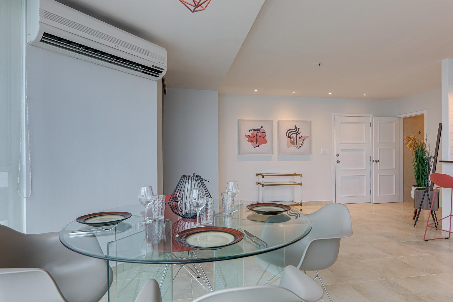 High floor apartment with panoramic ocean views
