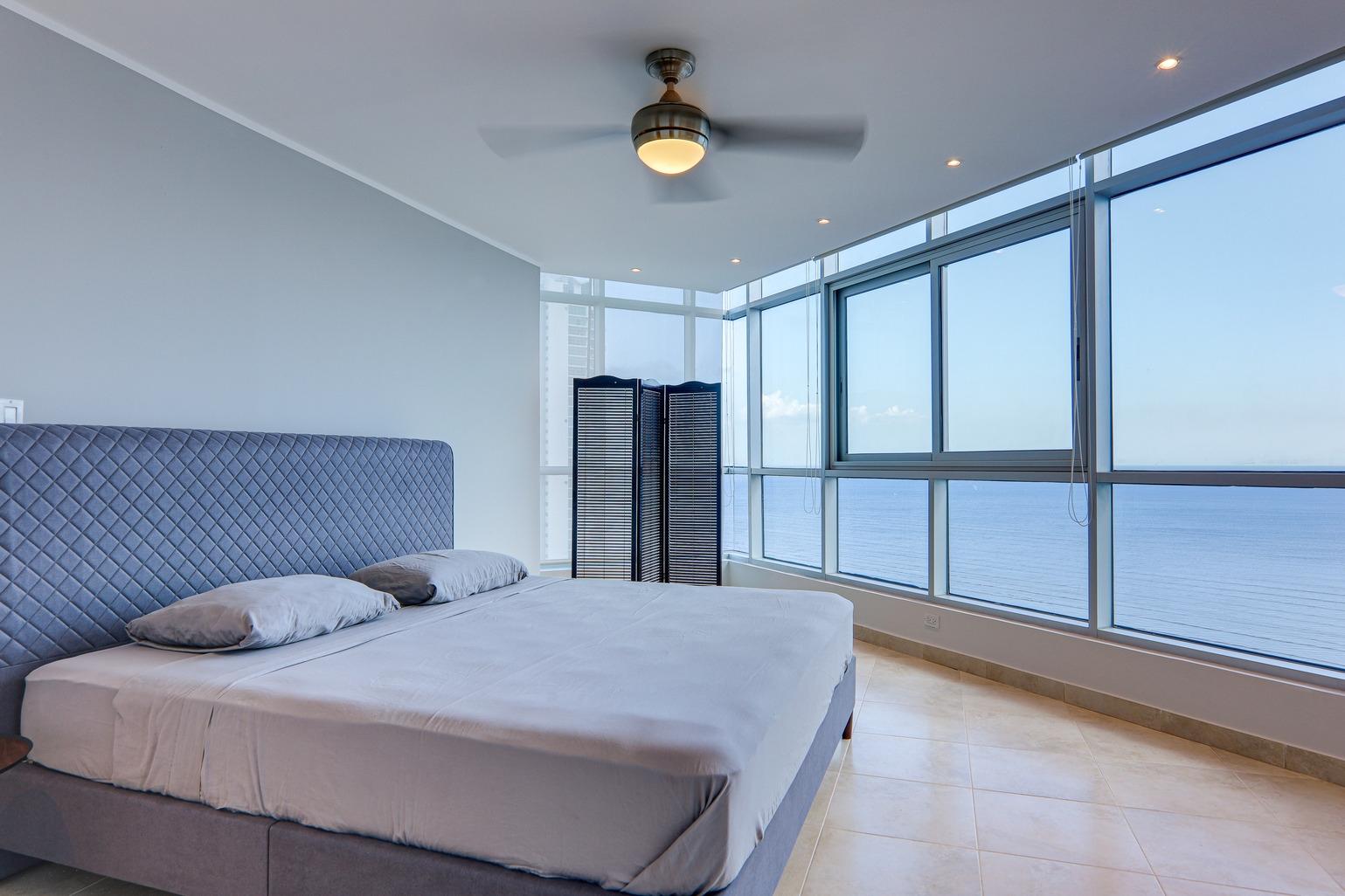 High floor apartment with panoramic ocean views