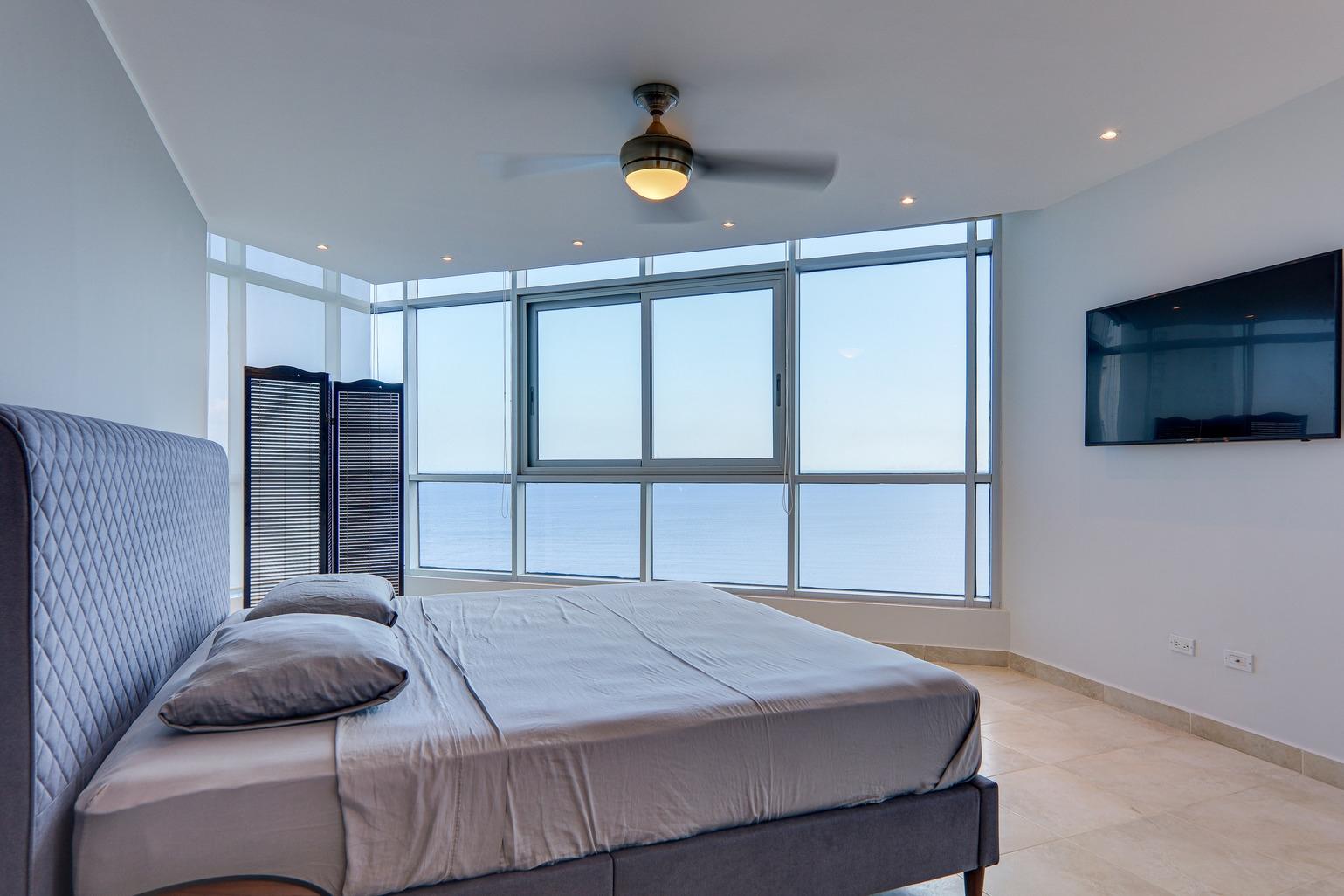 High floor apartment with panoramic ocean views