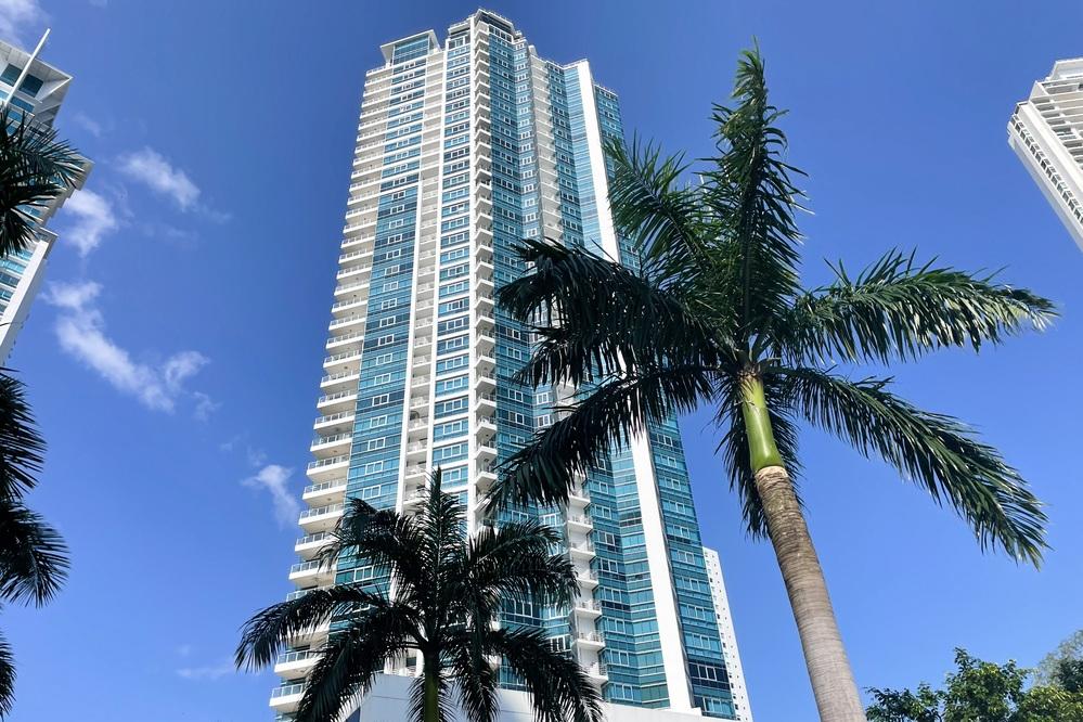 High floor apartment with panoramic ocean views