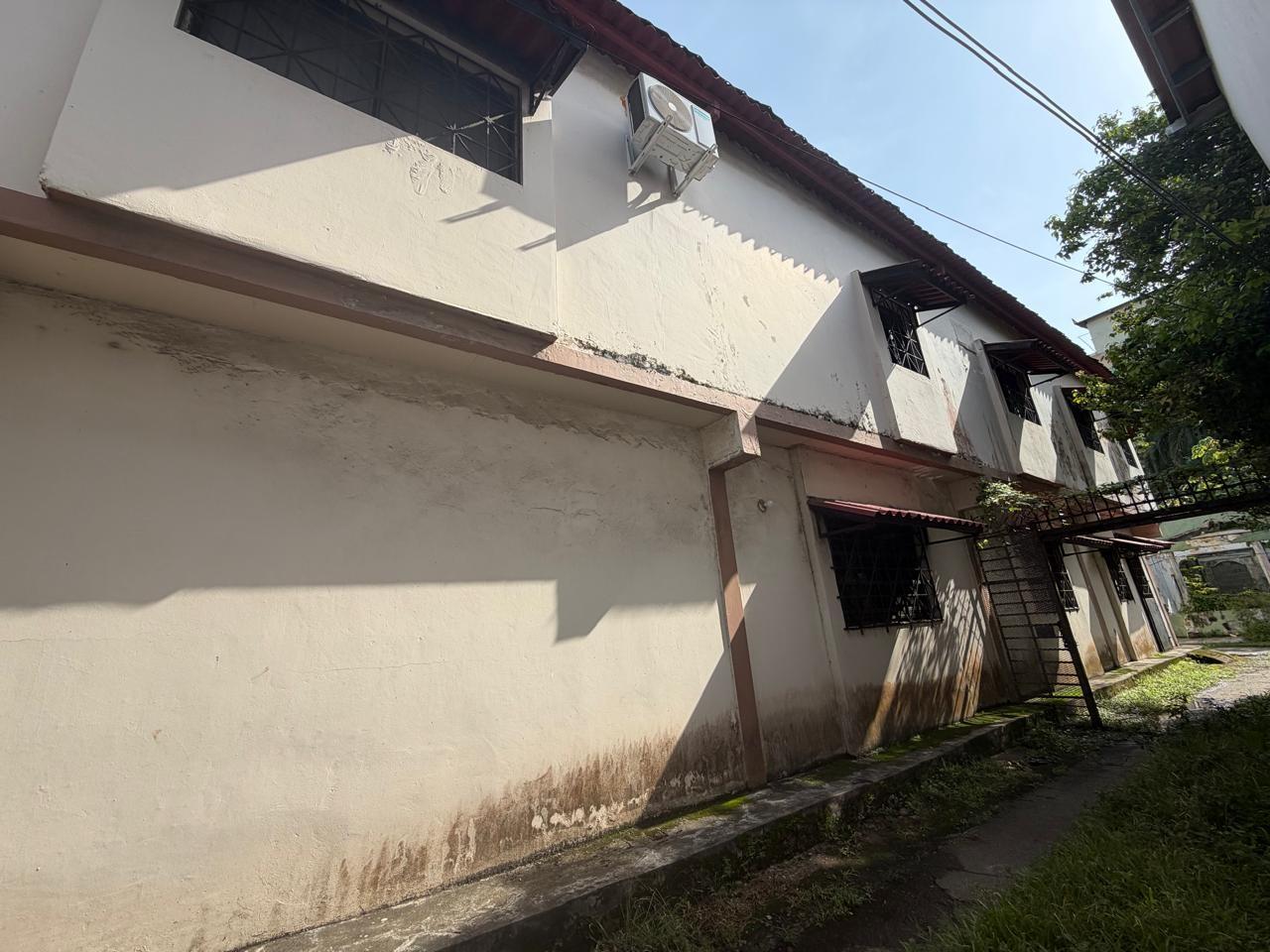 Two-story residential building - Colón City