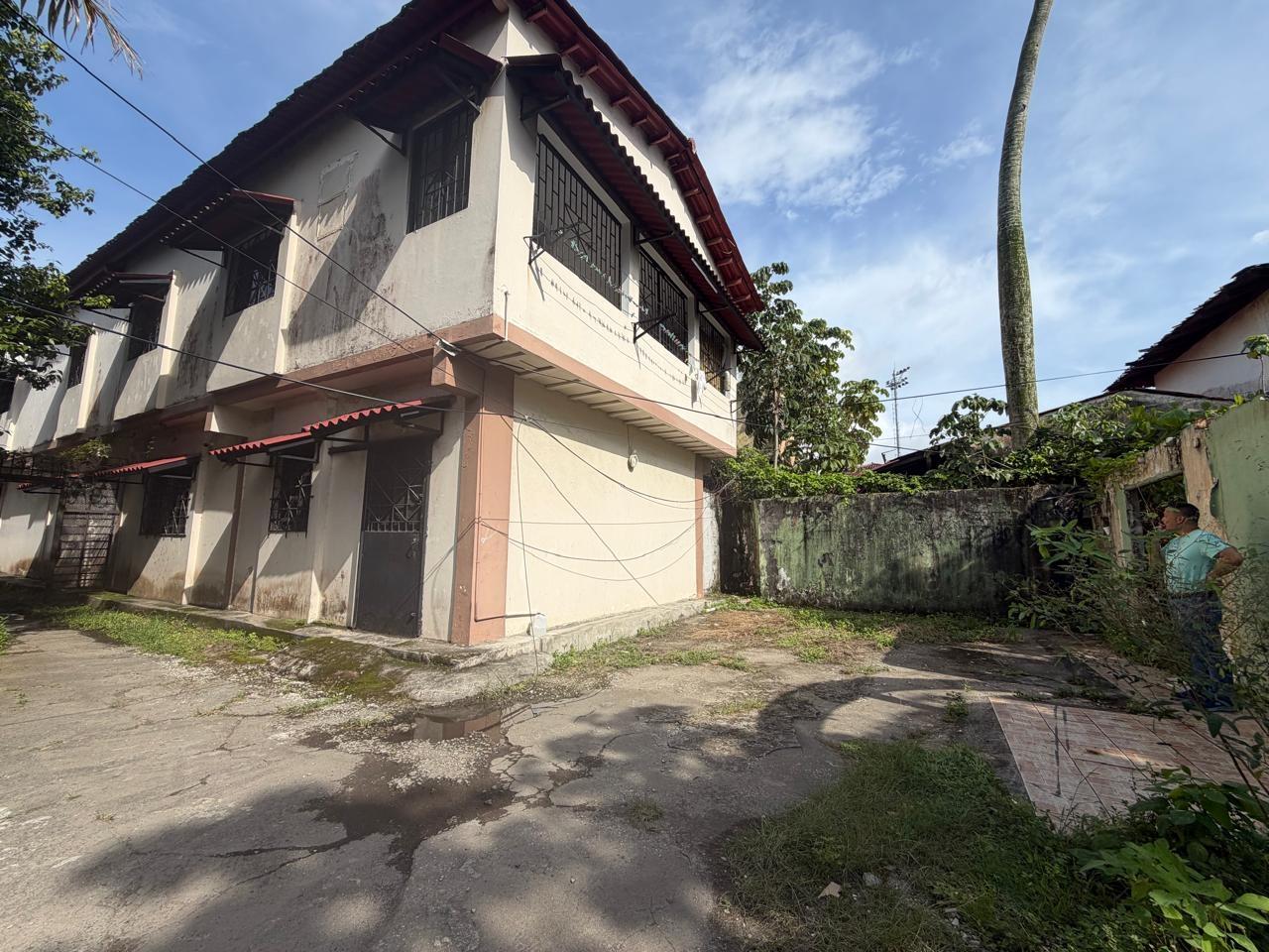 Two-story residential building - Colón City