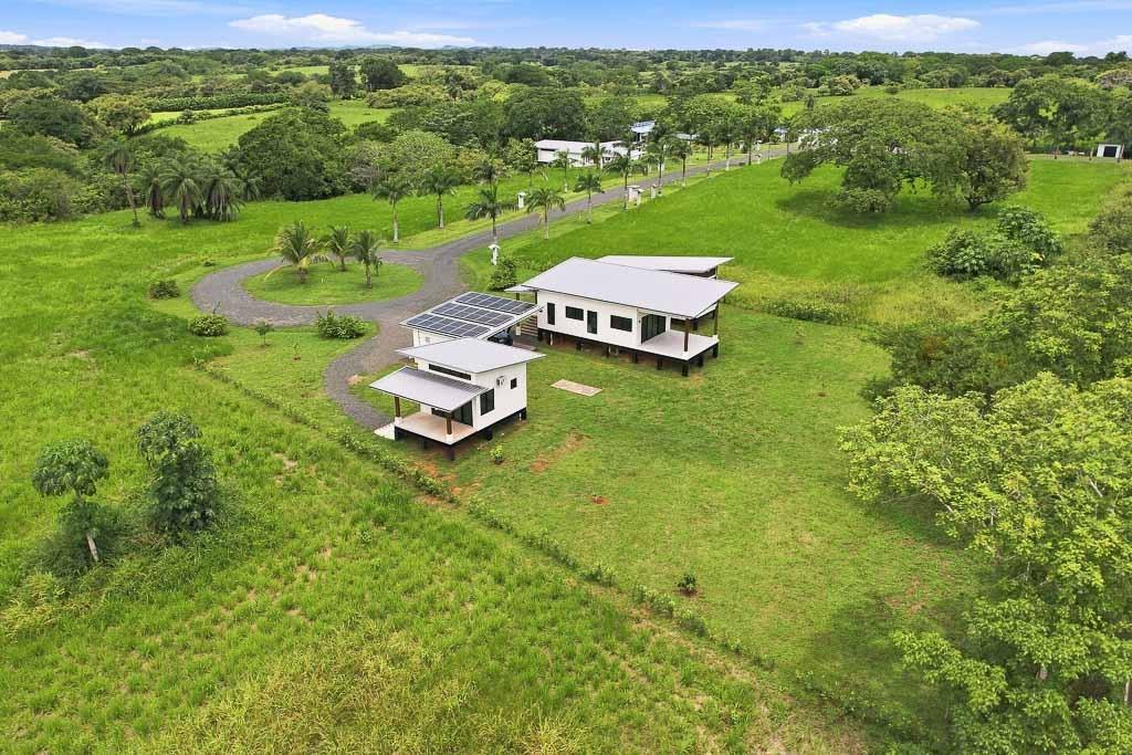 Solar-Powered Home with Casita Near Pedasí