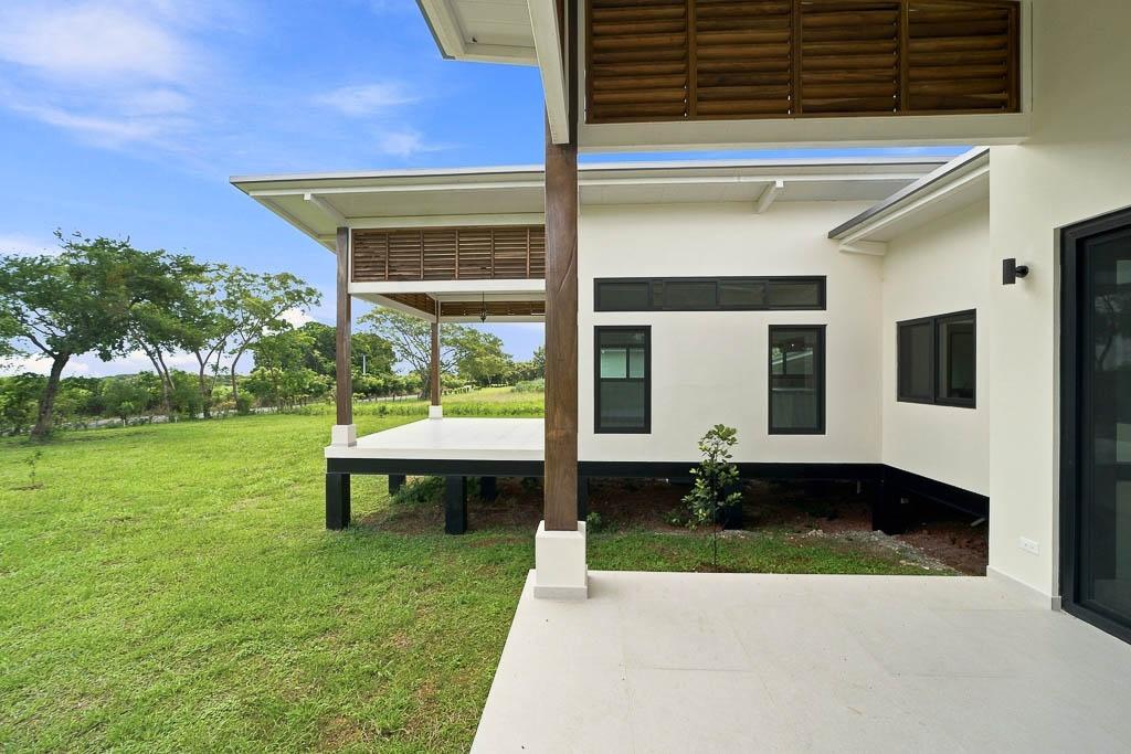 Solar-Powered Home with Casita Near Pedasí