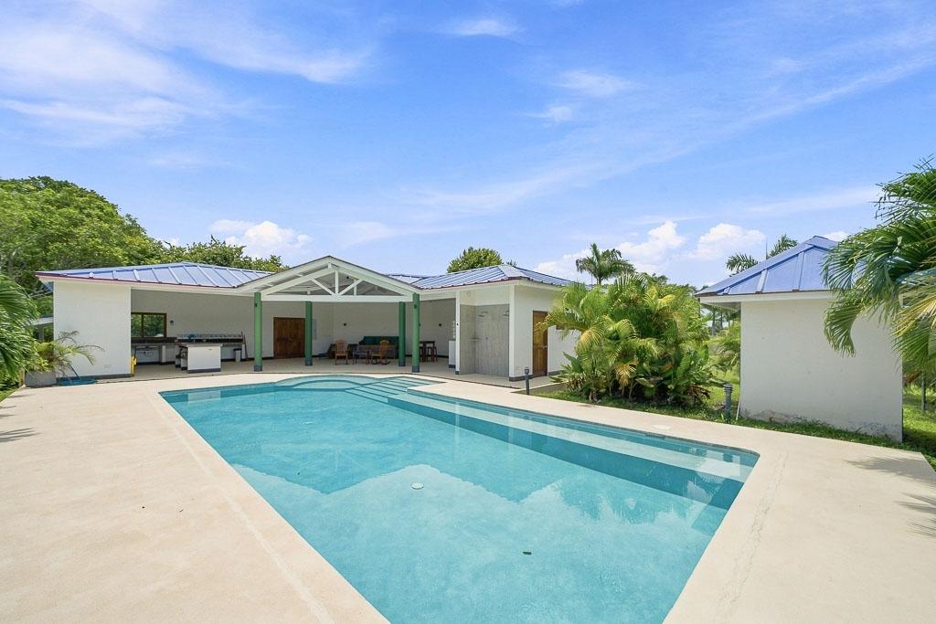 Solar-Powered Home with Casita Near Pedasí