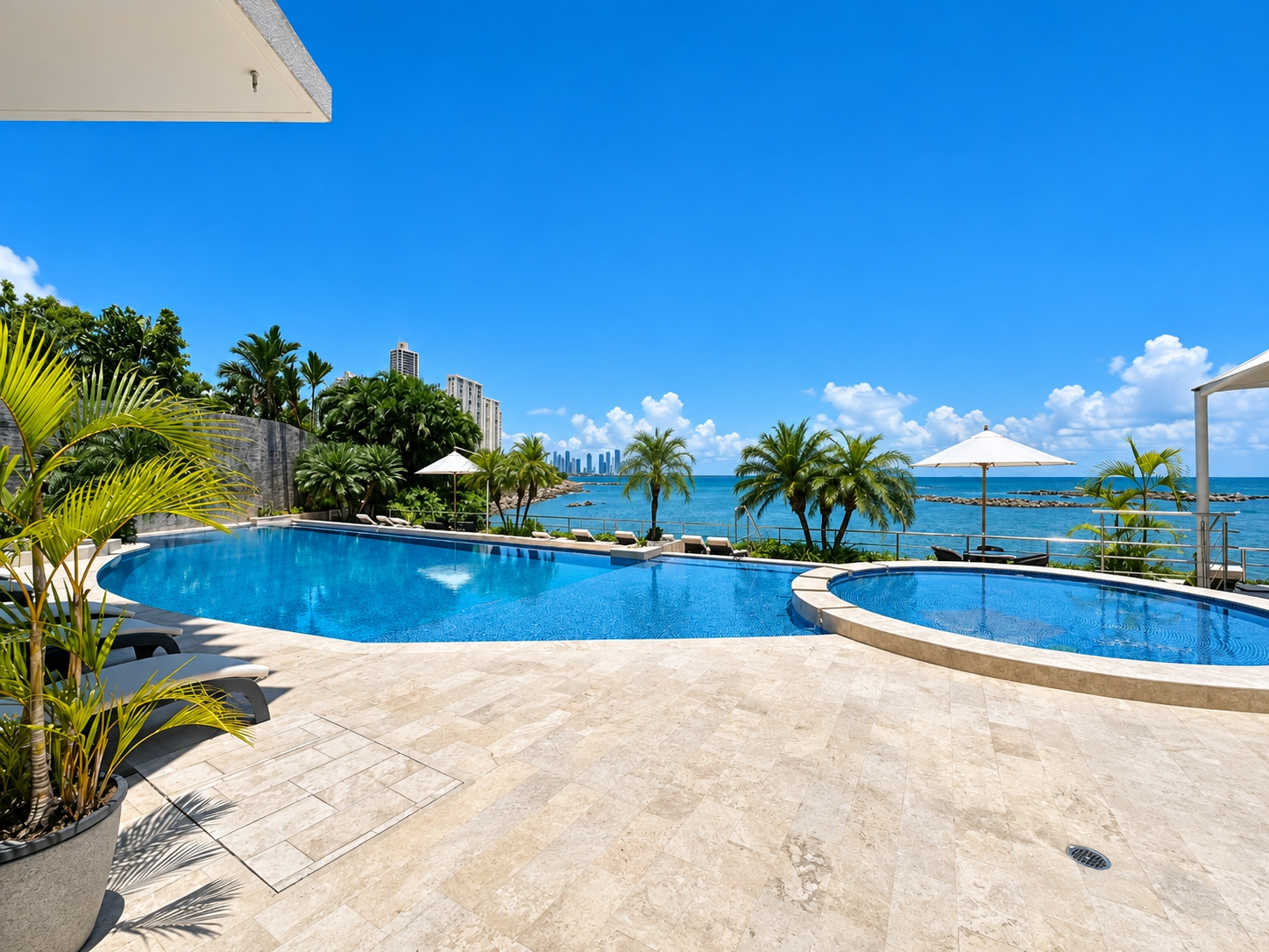 Oceanfront apartment for sale | 204 m2