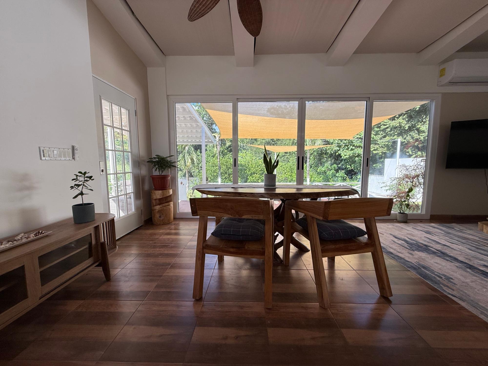 Private house with pool and large lot in Coronado