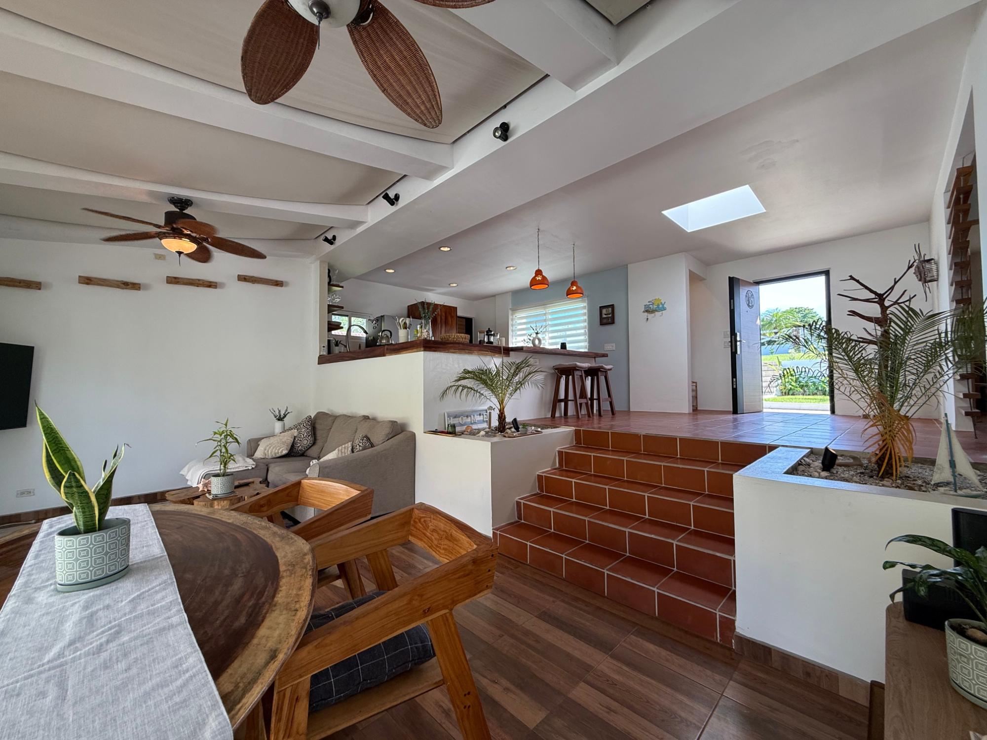 Private house with pool and large lot in Coronado