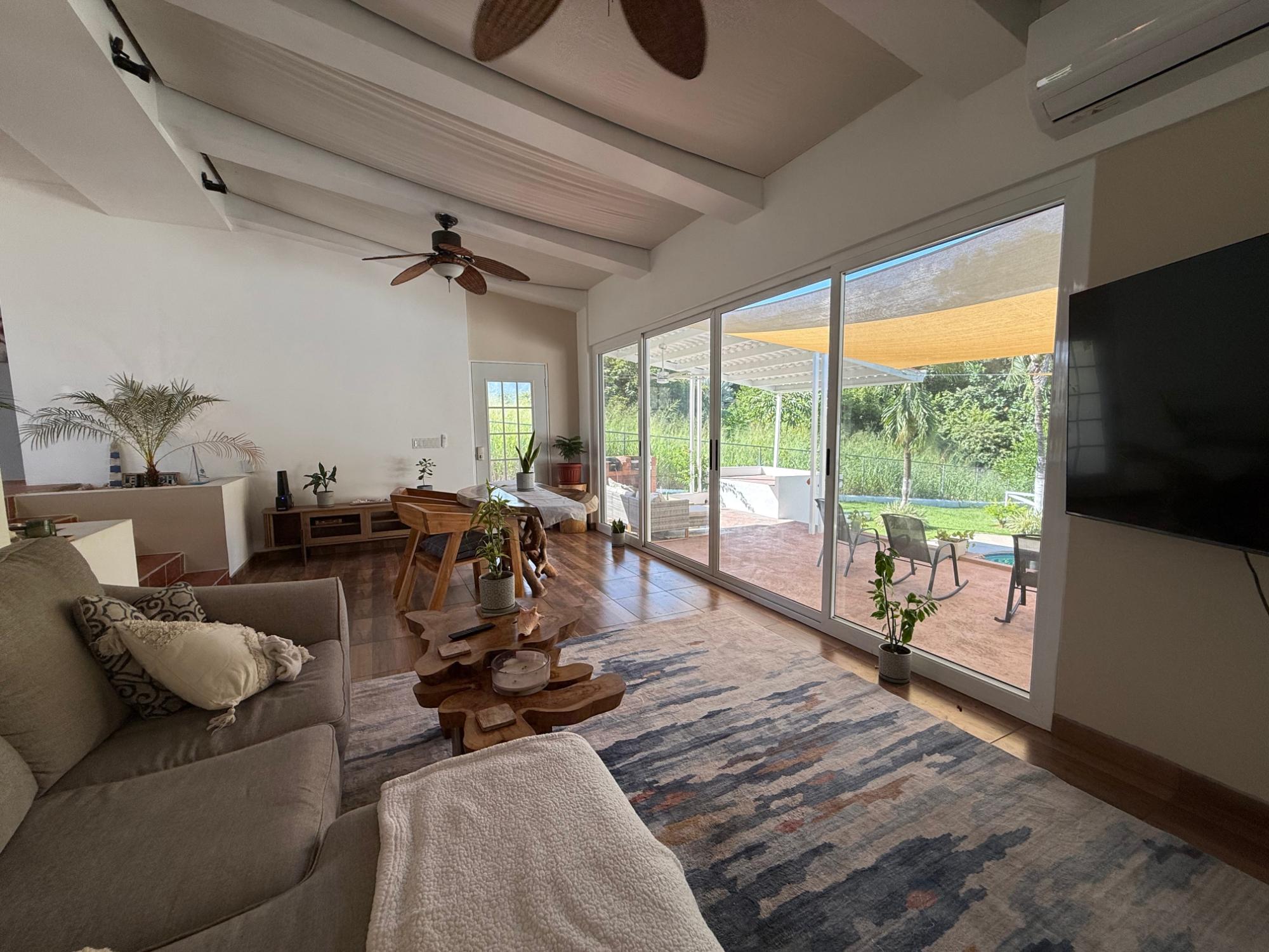Private house with pool and large lot in Coronado