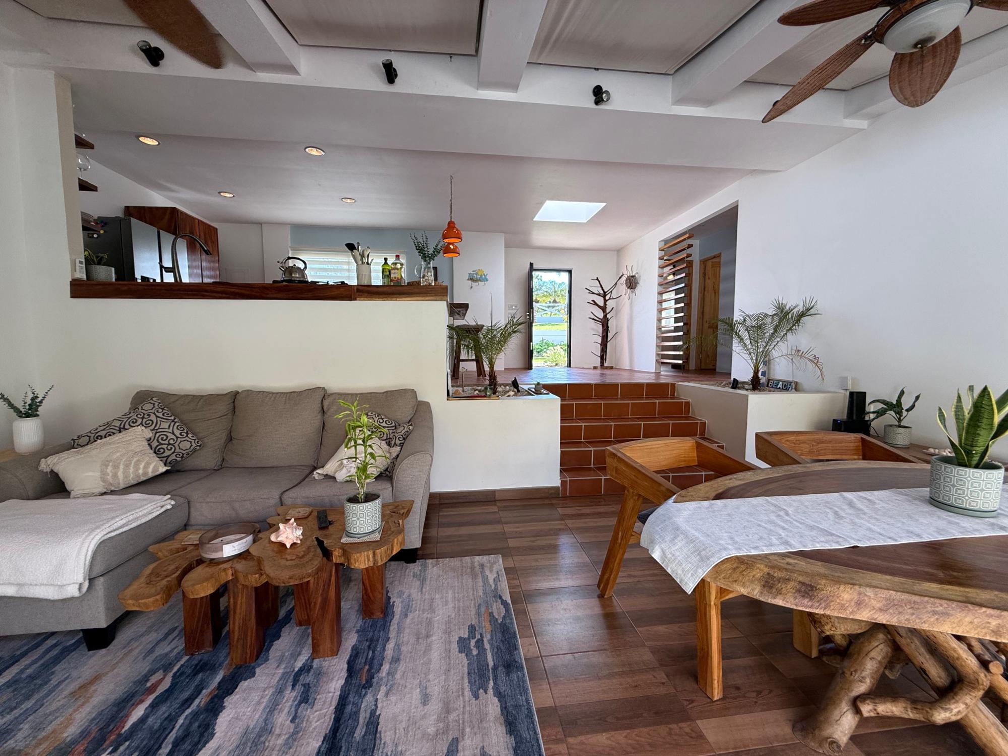 Private house with pool and large lot in Coronado