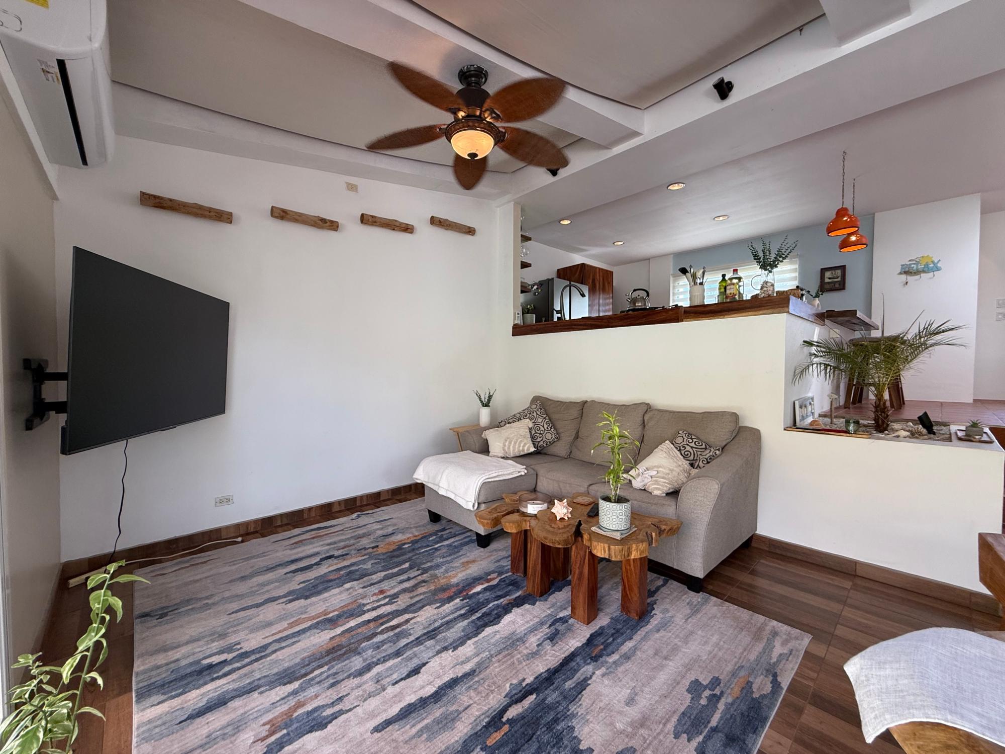 Private house with pool and large lot in Coronado