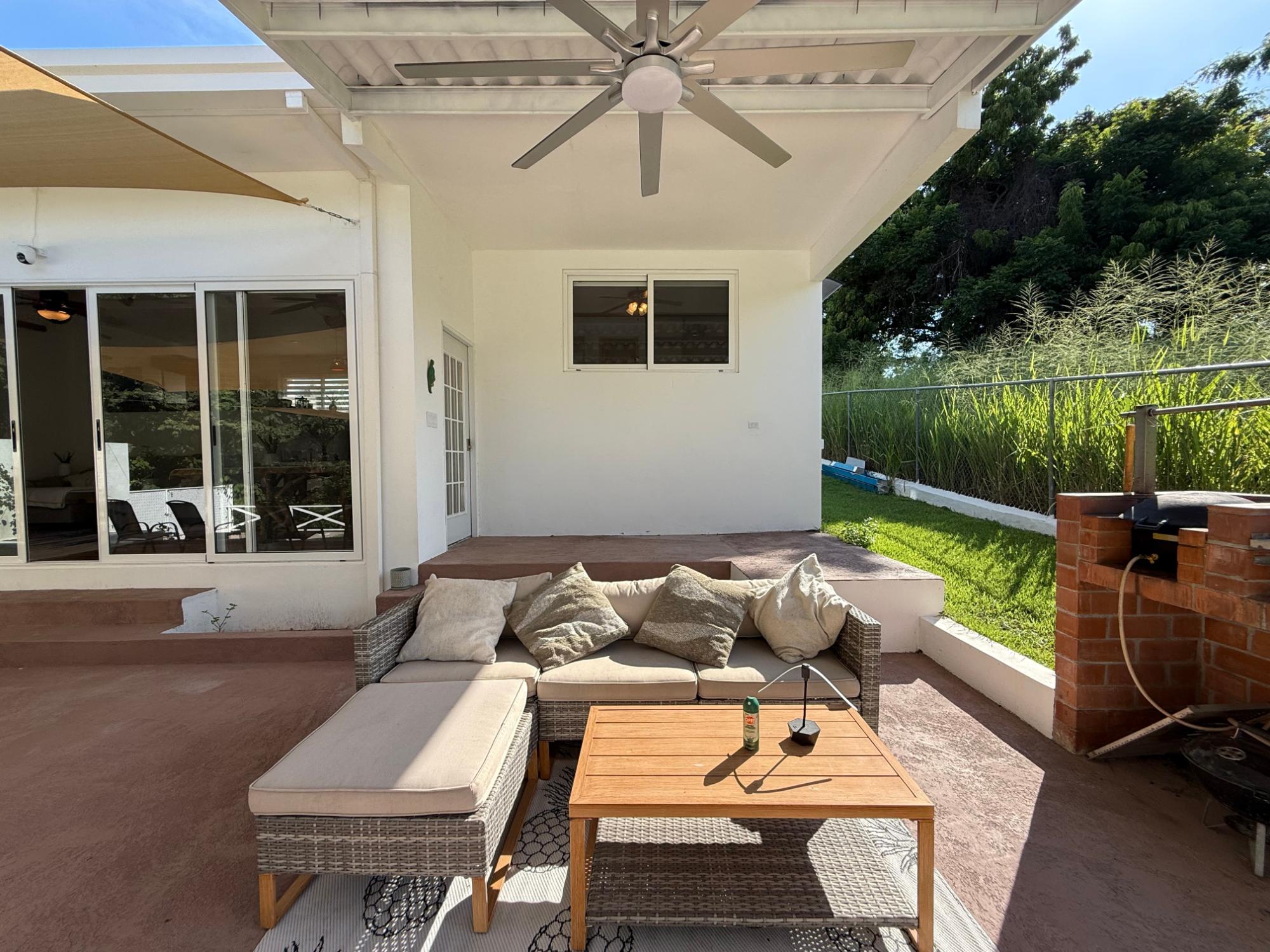 Private house with pool and large lot in Coronado