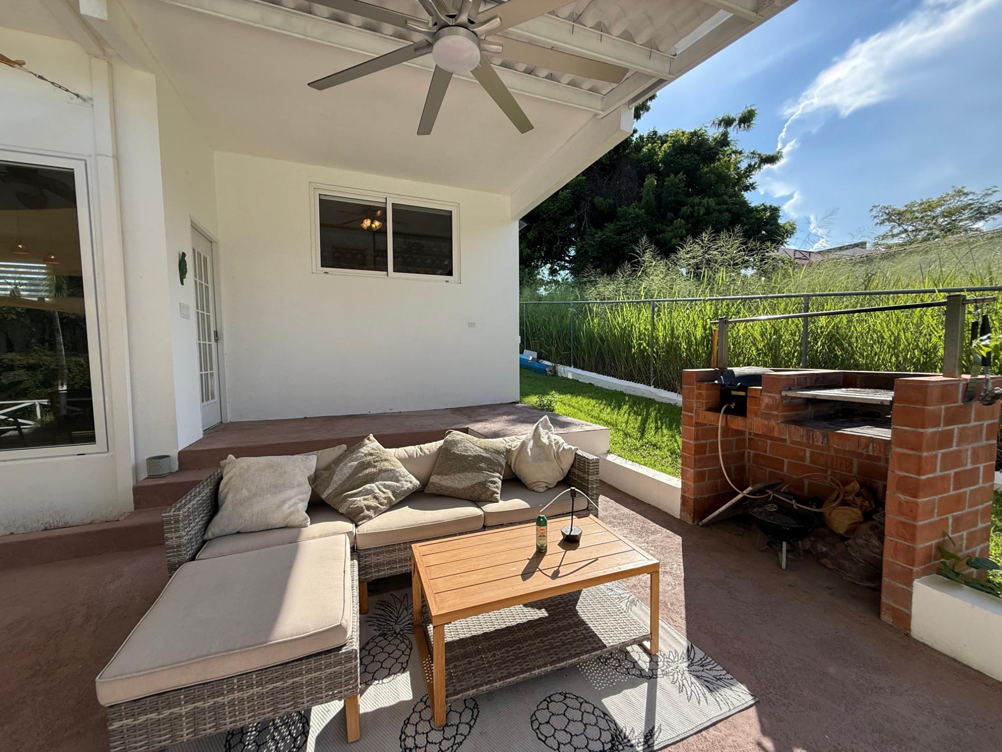 Private house with pool and large lot in Coronado
