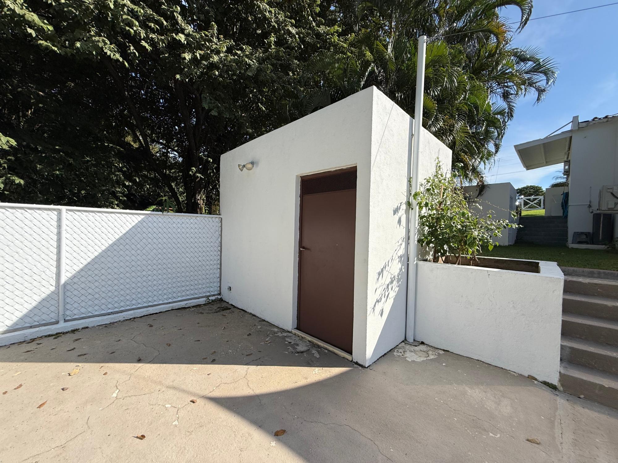 Private house with pool and large lot in Coronado