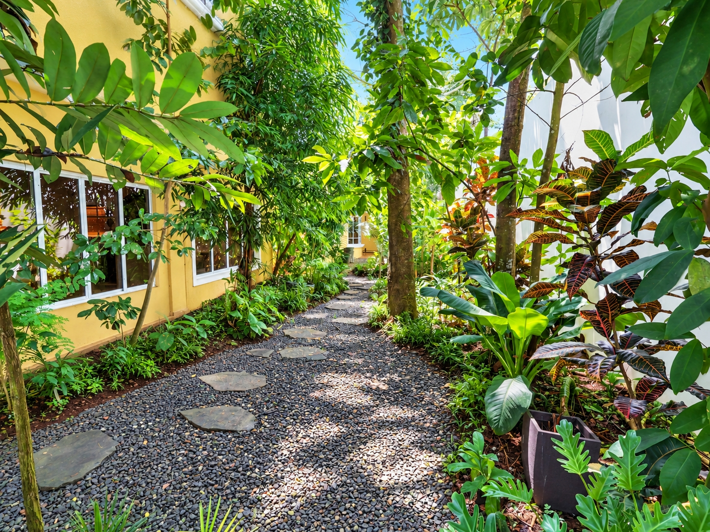SALE OF 2 HOUSES IN 1 IN COSTA DEL ESTE