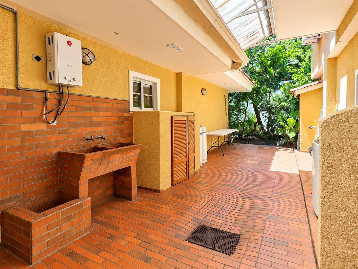 SALE OF 2 HOUSES IN 1 IN COSTA DEL ESTE