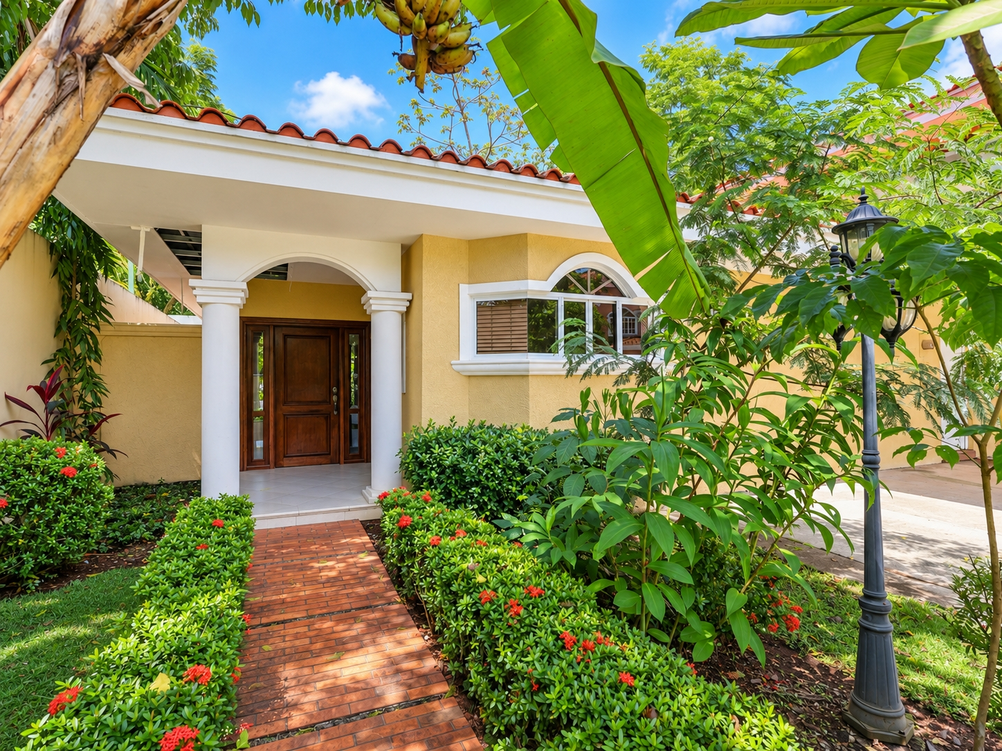 SALE OF 2 HOUSES IN 1 IN COSTA DEL ESTE