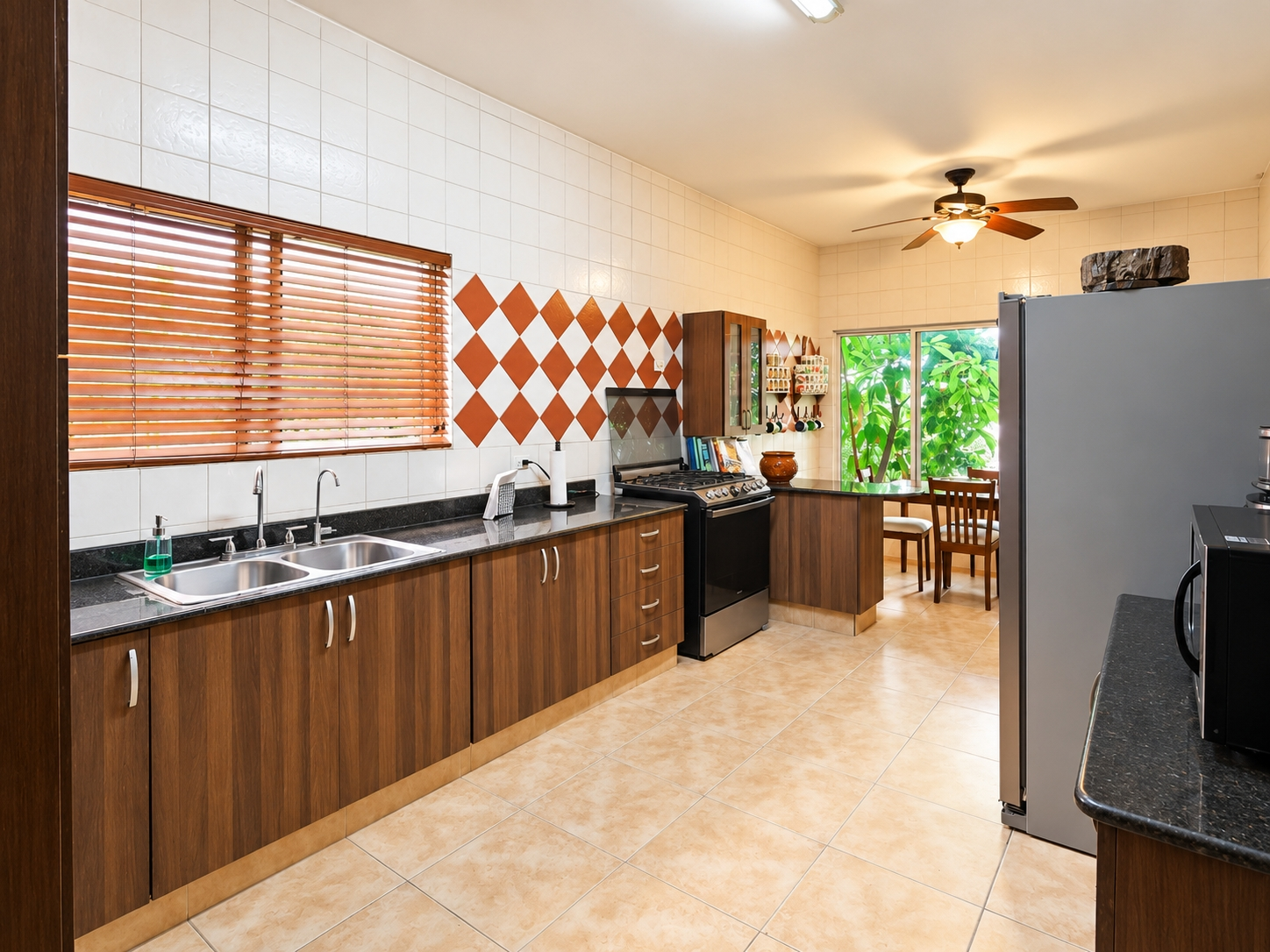 SALE OF 2 HOUSES IN 1 IN COSTA DEL ESTE