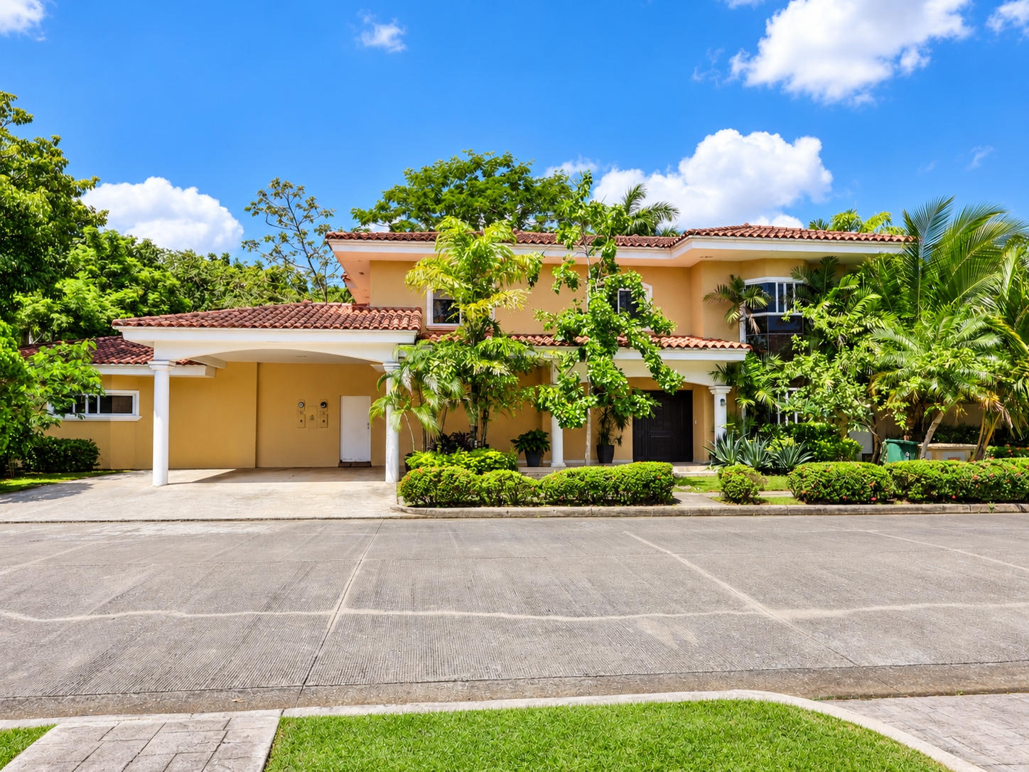 SALE OF 2 HOUSES IN 1 IN COSTA DEL ESTE