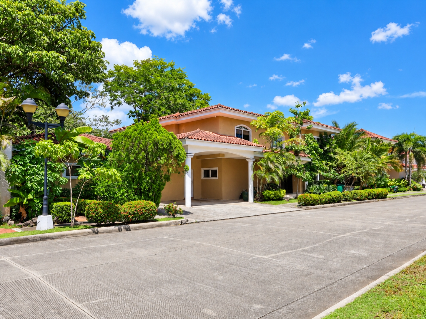 SALE OF 2 HOUSES IN 1 IN COSTA DEL ESTE