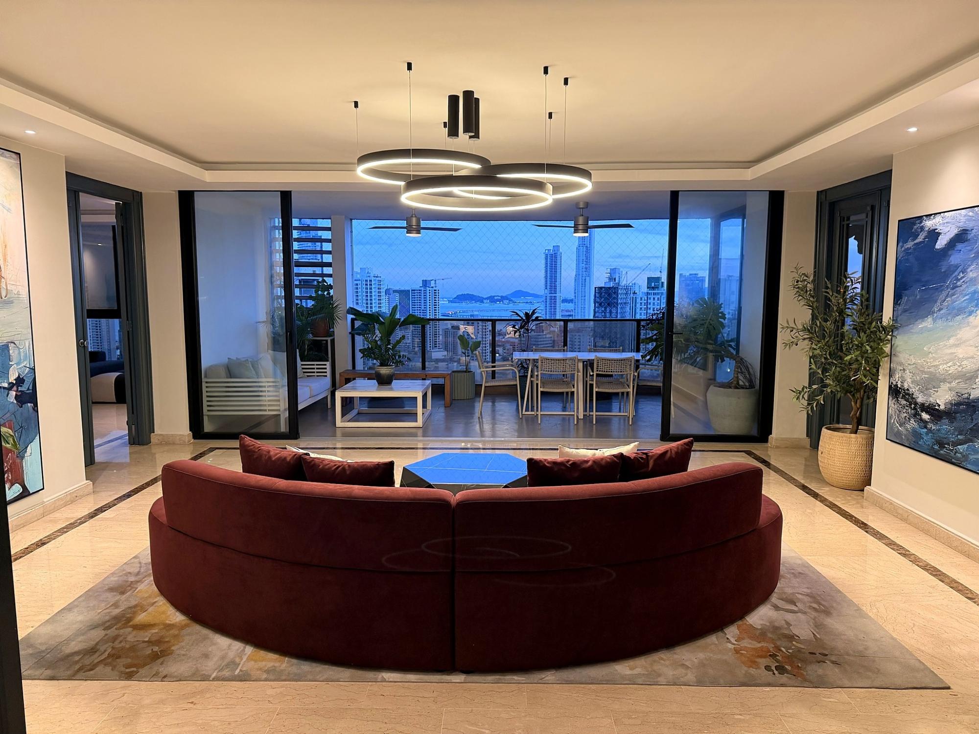 The Bay at Your Feet · 360° · 13th Floor La Cresta