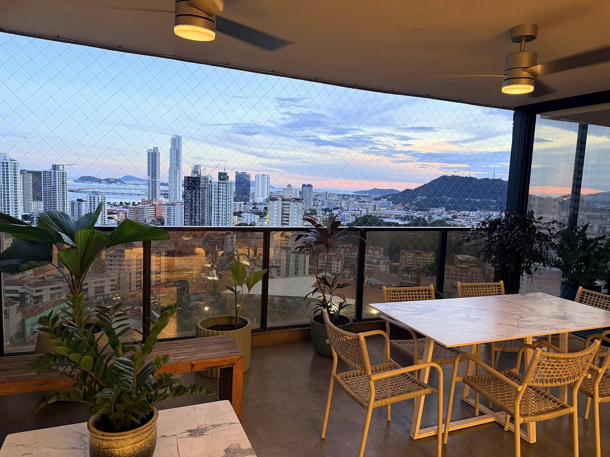The Bay at Your Feet · 360° · 13th Floor La Cresta