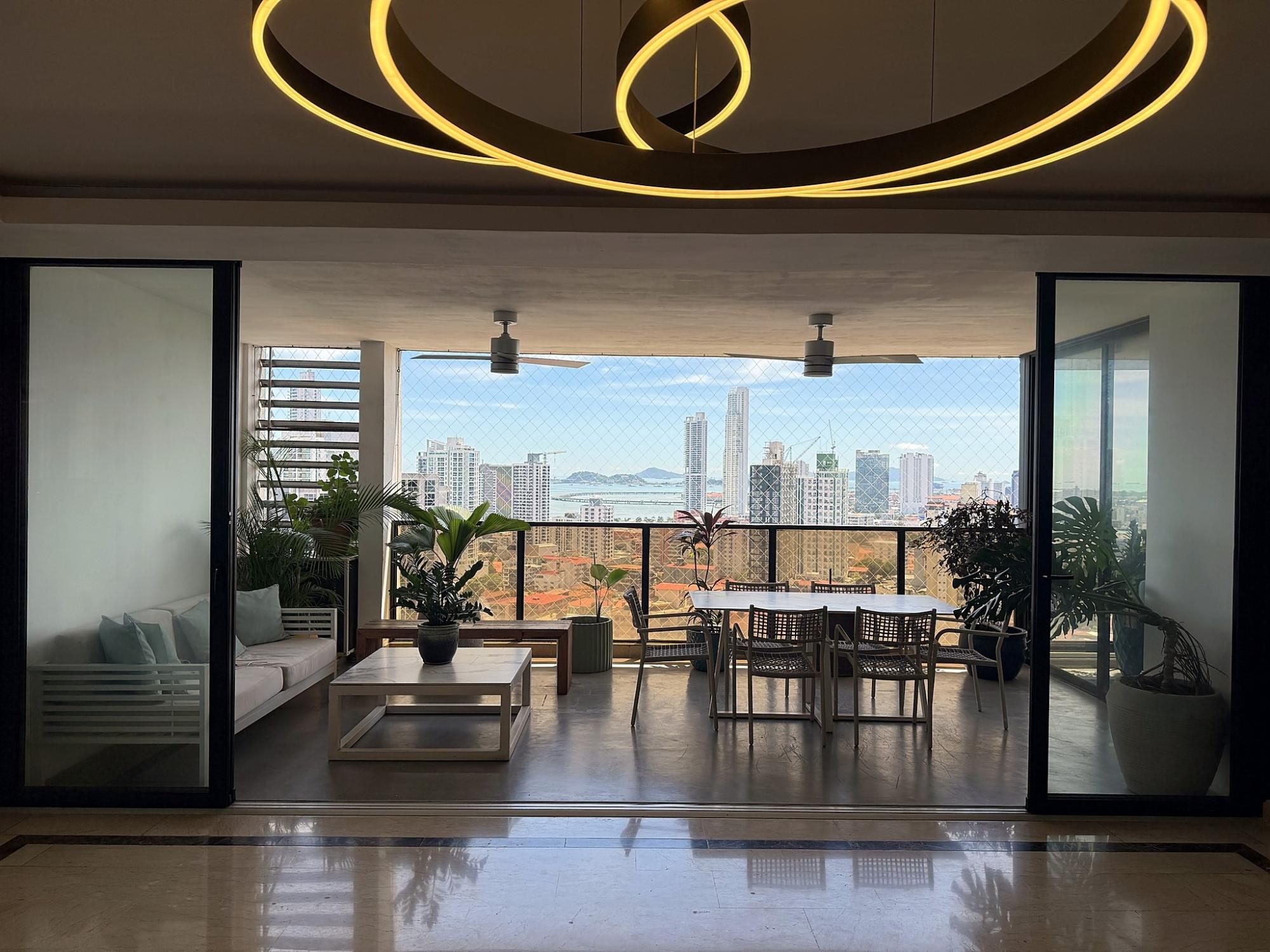 The Bay at Your Feet · 360° · 13th Floor La Cresta