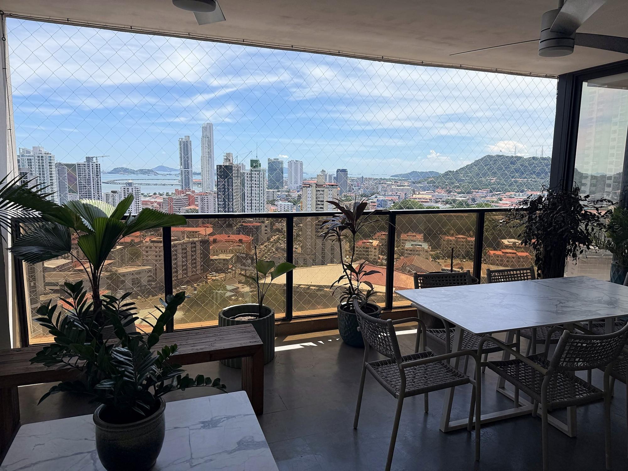 The Bay at Your Feet · 360° · 13th Floor La Cresta