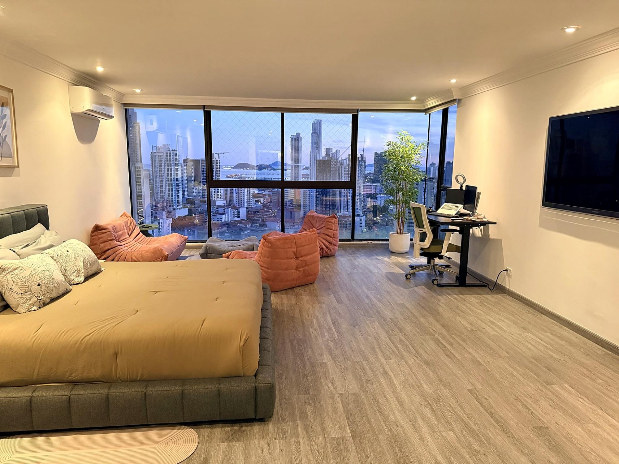 The Bay at Your Feet · 360° · 13th Floor La Cresta