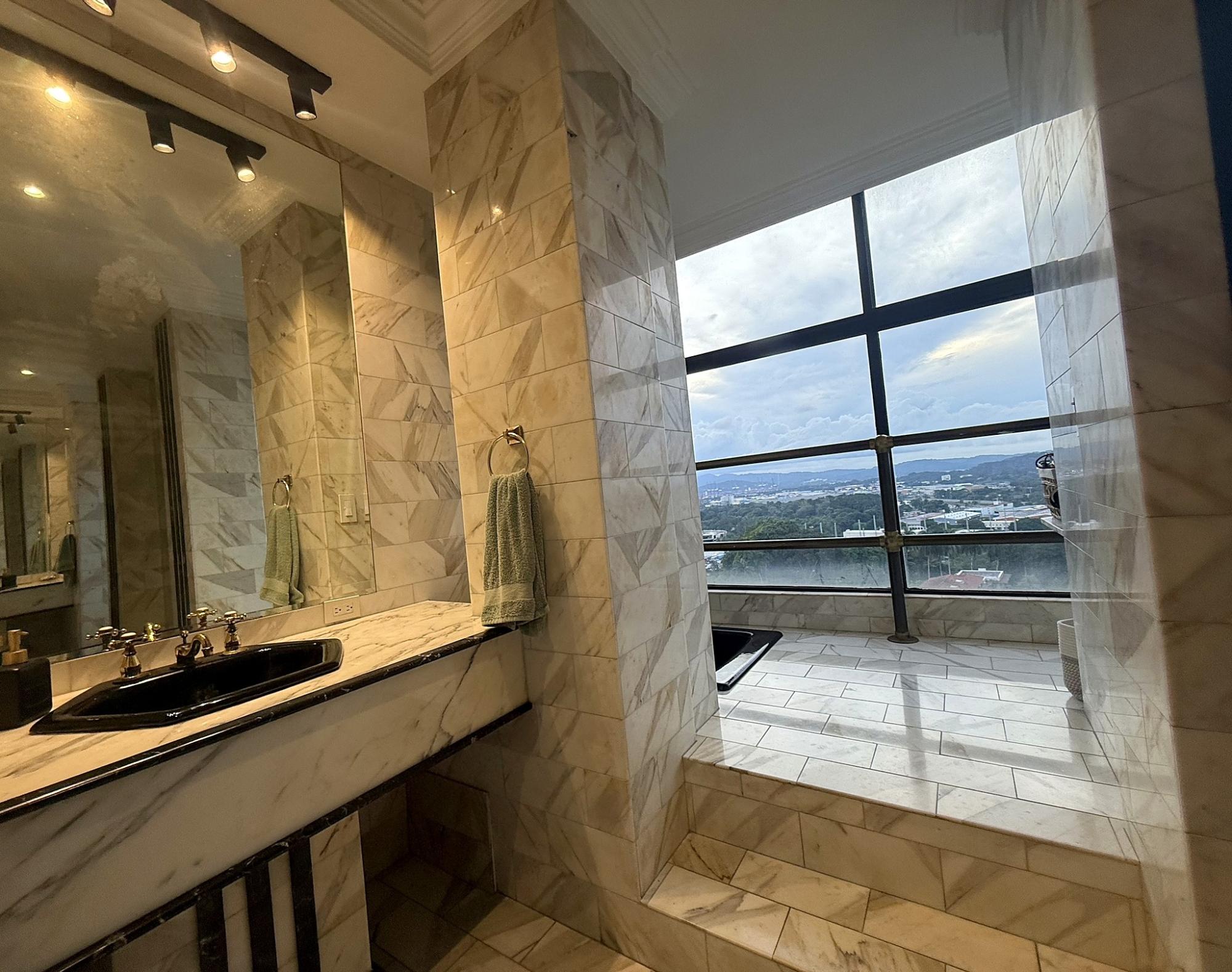 The Bay at Your Feet · 360° · 13th Floor La Cresta