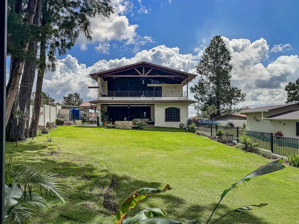 Furnished Luxury Home in Santa Lucia, Boquete
