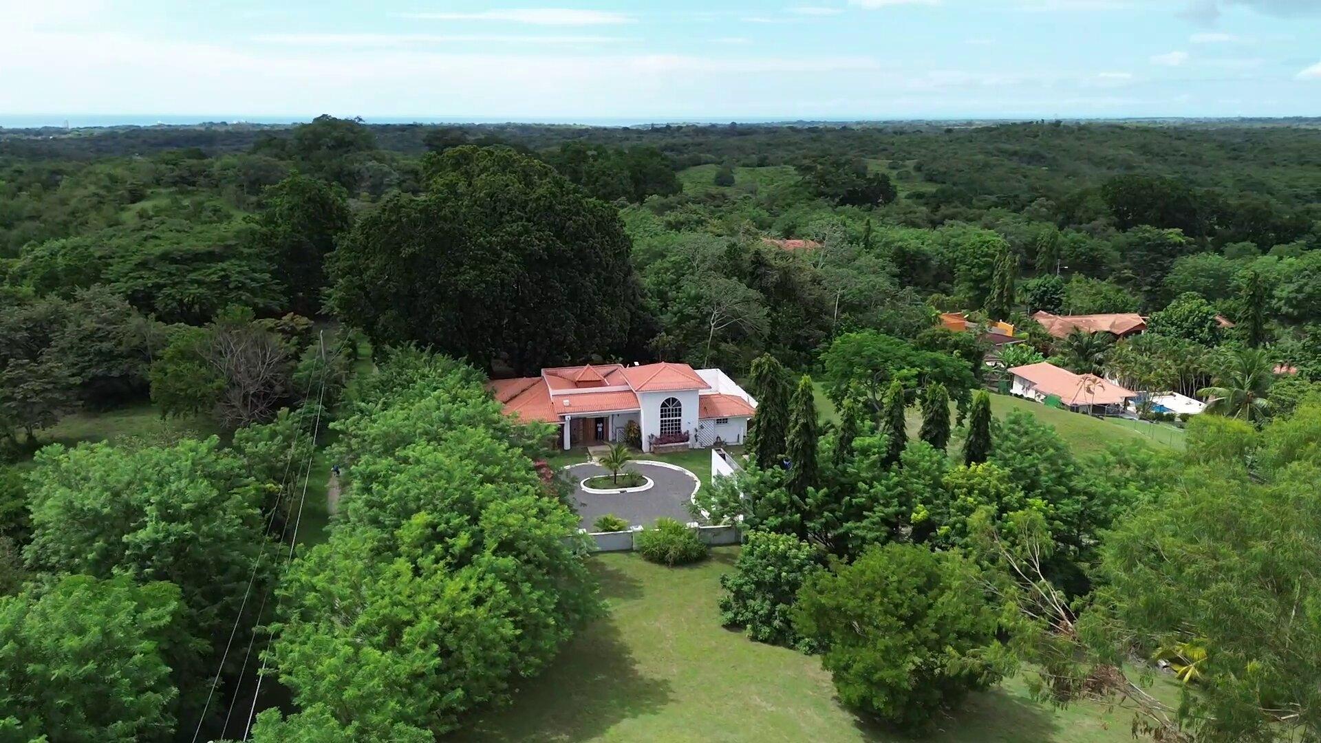 4 Bedroom House with Private Pool and Jacuzzi