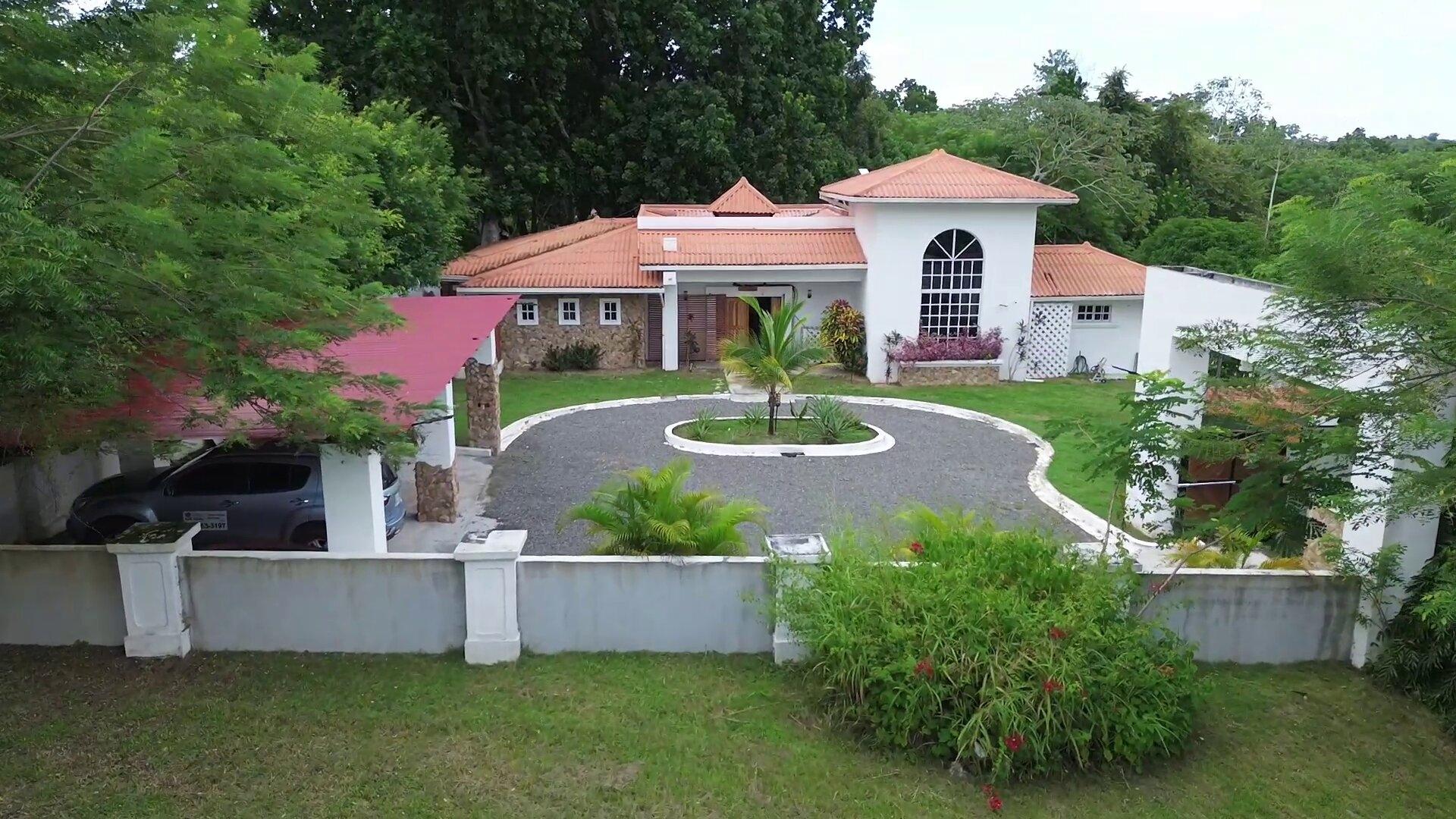 4 Bedroom House with Private Pool and Jacuzzi
