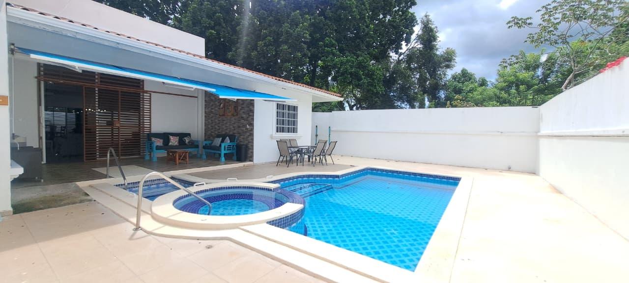 4 Bedroom House with Private Pool and Jacuzzi