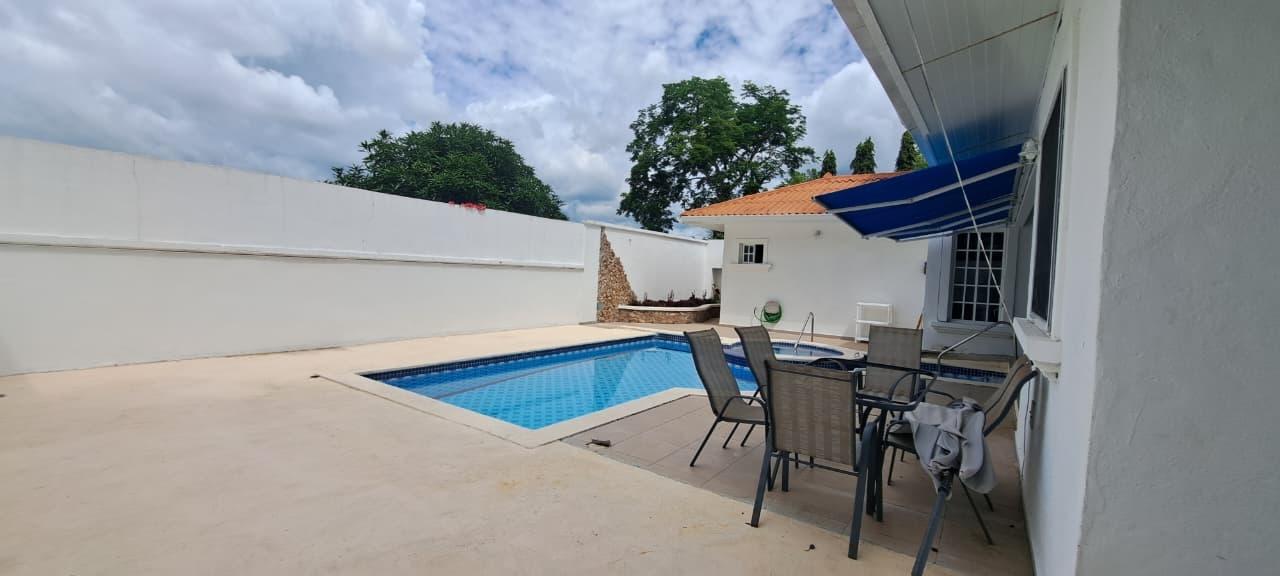 4 Bedroom House with Private Pool and Jacuzzi