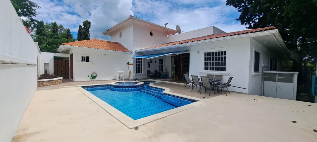 4 Bedroom House with Private Pool and Jacuzzi