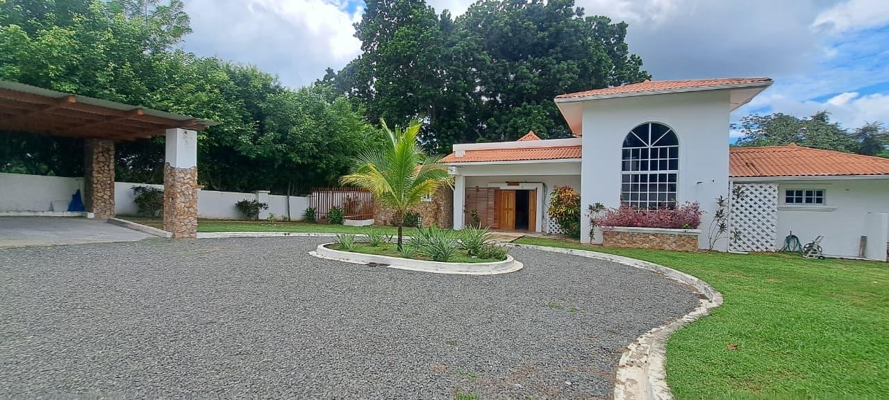 4 Bedroom House with Private Pool and Jacuzzi