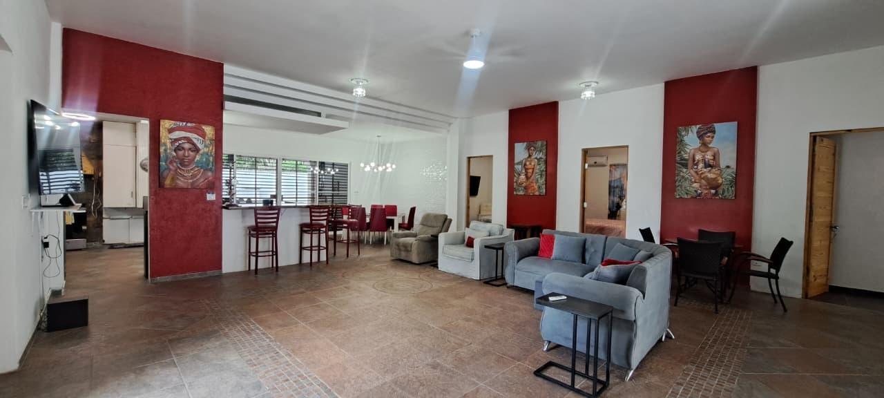 4 Bedroom House with Private Pool and Jacuzzi