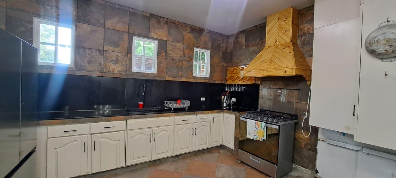 4 Bedroom House with Private Pool and Jacuzzi
