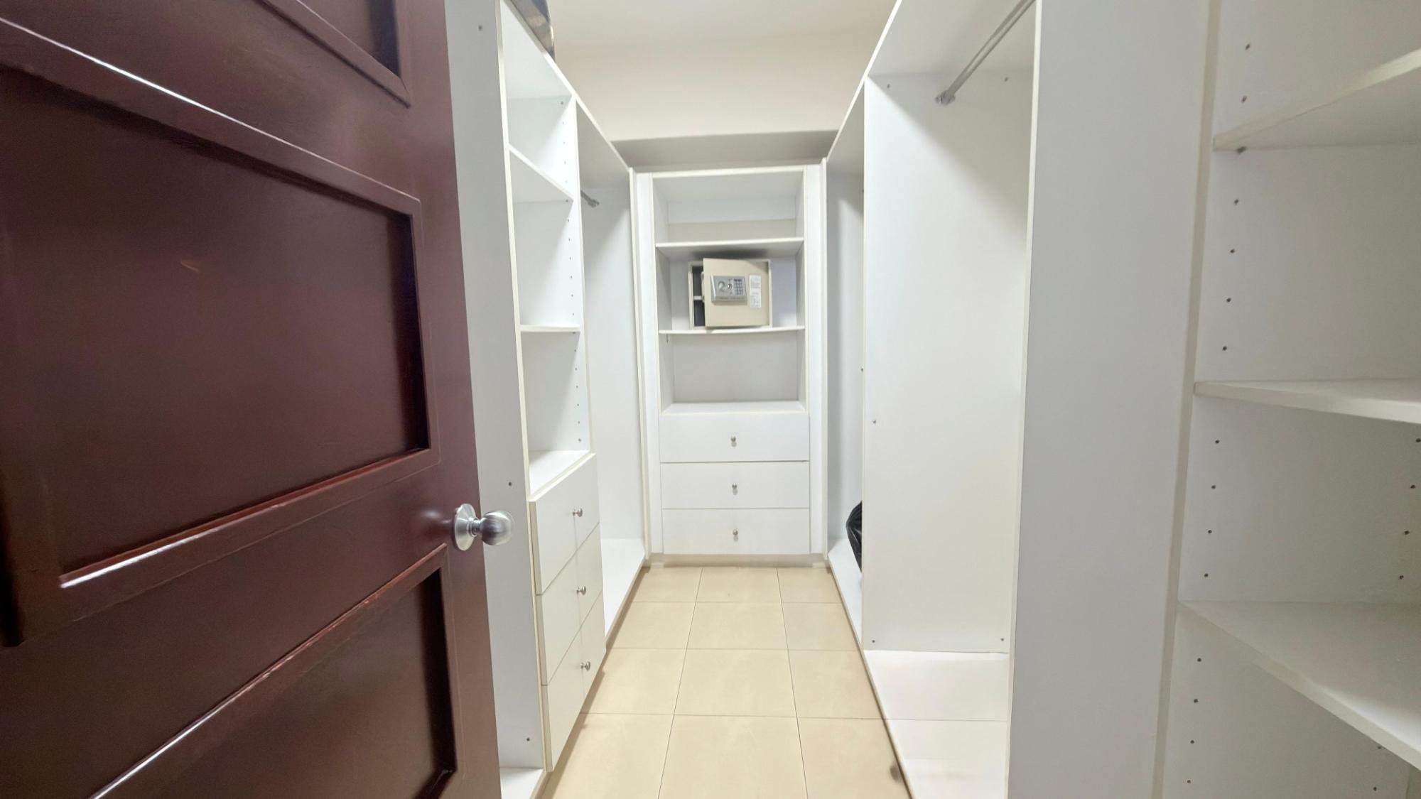 Unit for sale in PH. GRANDBAY TOWER