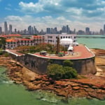 Edificios históricos y calles adoquinadas en el Casco Viejo, el encantador y culturalmente rico casco antiguo de Ciudad de Panamá.