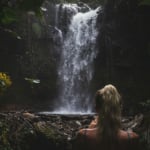 Una serena cascada rodeada de exuberante vegetación, que representa la belleza natural y la tranquilidad de elegir Panamá como hogar.